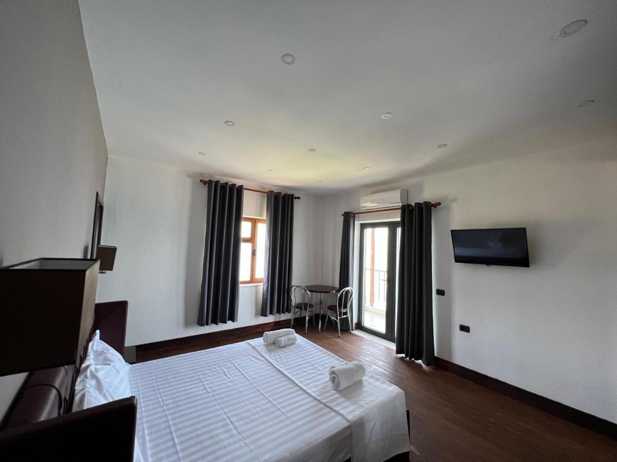 Memlishte Hotel Victoria מראה חיצוני תמונה